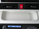 ワイヤレス充電機能 Qi がインパネセンタートレイにあり便利です。