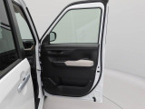 当店には悪天候でもゆっくりとお車をご覧いただくことができる大型の屋根がございますので、雨天時でもご安心してご来店ください。