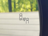 【ブラインドスポットモニター】走行中、ドアミラーの死角になりやすい箇所に後続車が接近するとサイドミラーのレンズに警告を表示!ドライバーに注意喚起をしてくれます。