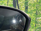 【後方車輛検知】走行中、ドアミラーの死角になりやすい箇所に後続車が接近するとサイドミラー付近に警告を表示、ドライバーに注意喚起をしてくれます。