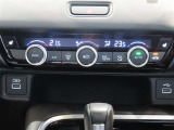 左右独立温度コントロールフルオートエアコンです。運転席、助手席それぞれで独立して温度設定ができます。冷え性の方が乗っても安心ですね♪
