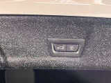 【電動テールゲート】オートマアチックトランクリッドオペレーションが装備されています。両手が塞がっている時でも、スマートキーを身につけていればハンズフリーで開閉可能です。