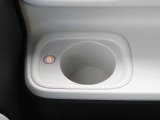 ホッとカップホルダーが運転席・助手席にあります。ホットドリンクをちょうど良い温度でキープしてくれる保温機能付で嬉しいです。