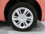 タイヤサイズは(165/65R14)でキャップ付きスチールホイールです。