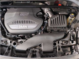 【BMWエンジン】革新的なガソリン・エンジン・テクノロジーによる高性能かつ高効率。レスポンスの良いパワーを発揮。常にスムーズな吸気を実現しアクセル開度にダイレクトに反応しドライビングを楽しく演出。