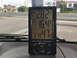 車内で測定された温度計の表示画面を捉えたカットです。エアコン効き具合のチェック済みですので、表示されている外気温との差を画像よりご確認ください。