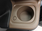 カップホルダーは運転席や助手席からちょうど手の届く位置です!!