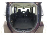 セカンドシートを倒した状態です。セカンドシートは独立可倒、荷物に合わせてラゲッジスペースをアレンジできます。