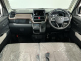 【インパネ】運転のしやすさを最優先に設計された見晴らしの良いフロントビュー。車両間隔が掴みやすく狭い道でも安心♪「安全」と「品質」を最優先に、安心してお乗りいただけるクルマを提供いたします。