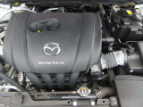 「SKYACTIV-G(ガソリン)」は、規格外の高圧縮を実現し、世界のエンジン技術者に驚きを与えました。さらに、それを維持したままノッキングの発生を抑え、熱効率を向上、走りにも寄与したエンジンです。