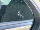 【ブラインドスポットモニター】走行中、ドアミラーの死角になりやすい箇所に後続車が接近するとサイドミラーのレンズに警告を表示!ドライバーに注意喚起をしてくれます。