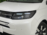 【LEDヘッドライト】悪天候や夜間走行時も良好な視界を確保し安心して運転できる高輝度LEDヘッドライトを装備!点灯速度が早く、消費電力も抑えられています。