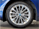 BMWの純正アロイホイールは軽量かつ強度にも優れているホイールで走行性能を引き上げる設計になっております。足元にもBMWは妥協がなくこだわっている個所になります。
