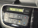 【オートエアコン】一度お好みの温度に設定すれば、車内の温度を検知し風量や温度を自動で調整。暑い&hellip;寒い&hellip;と何度もスイッチ操作をする必要はありません。快適な車内空間には必須の機能ですね♪