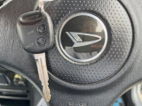 【キーレス】少し離れた場所からでもボタン一つでドアの開錠・施錠ができるのでとっても便利!ドアの鍵穴周りに傷をつけることもありません♪