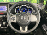 インテリアに合わせたデザインのステアリングは、運転される方のことも考え、運転しやすい形状、大きさです。是非一度、実際に触ってお確かめください。