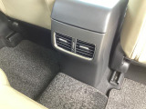 後席用エアコン有り。温度設定などは前席のみの操作ですが広い空間をより早く快適温度にしてくれる頼れる機能です。