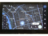 スマホやiPhoneと連携し対応アプリを表示させて使うコネクティッドナビ対応ディスプレイオーディオPlus。フルセグTV対応です。