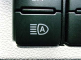 オートマチックハイビームとは、先行車や対向車のライトを認識し、ハイビームとロービームを自動で切り替える機能です。夜道の視界を確保します。詳細は販売店スタッフまでおたずねください。