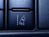 「レーンディパーチャーアラート」セットスイッチ。車線または走路からの逸脱の可能性を警告すると共に、車線または走路からの逸脱を避けるためのハンドル操作の一部を支援する機能です。