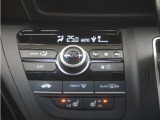 フルオートエアコン搭載。好みの温度に設定するだけで、風向や風量を自動でコントロール!いつでも快適な車内環境に。さらに、体を直接温めるシートヒーター付きで寒い季節も暖かく過ごせます。