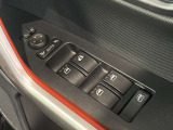 パワーウィンドウのスイッチですよ。運転席に居ながら窓を開け閉めのコントロールできます。