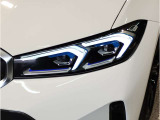 【LEDヘッドライト】先進のLEDテクノロジーを採用。放射される白色光の周波特性は太陽光に近く、バイキセノン・ヘッドライトを上回るコントラストで更に明るく輝きます!