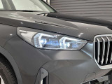 アダプティブLEDヘッドライトはステアリングを切った方向を照らします。