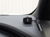 コーナーセンサーを車の前後に装備。障害物までの距離に応じて警告音を変えてお知らせ。縦列駐車時や駐車場・車庫などでの取り回しをサポートします。詳細は販売店スタッフまでおたずねください。