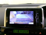 バックモニター付。車両後方の映像をナビ画面に表示し、駐車などの後退操作をサポートします。