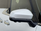 対向車や歩行者が認識しやすいサイドターンランプ付カラードドアミラー