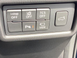 運転席右下部には各種スイッチを設置。カメラ切り替えやバックドアの開閉も可能です。