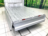 積み下ろしのしやすいデッキにはたっぷりと荷物を積み込んでいただけます。遊びから仕事まで、様々なシーンで頼れます♪