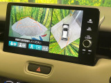 【マルチビューカメラシステム】専用のカメラにより、上から見下ろしたような視点で360度クルマの周囲を確認することができます☆死角部分も確認しやすく、狭い場所での切り返しや駐車もスムーズに行えます。
