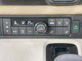 【オートエアコン】一度お好みの温度に設定すれば、車内の温度を検知し風量や温度を自動で調整。暑い&hellip;寒い&hellip;と何度もスイッチ操作をする必要はありません。快適な車内空間には必須の機能ですね♪
