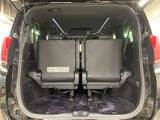 サードシート跳ね上げ式で折りたたみ可能です。キャンプ用品など大きな荷物もばっちり収納可能です!