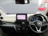 デイズの運転席廻りになります。