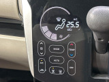 【オートエアコン】一度お好みの温度に設定すれば、車内の温度を検知し風量や温度を自動で調整。暑い&hellip;寒い&hellip;と何度もスイッチ操作をする必要はありません。快適な車内空間には必須の機能ですね♪