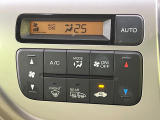 【オートエアコン】一度お好みの温度に設定すれば、車内の温度を検知し風量や温度を自動で調整。暑い&hellip;寒い&hellip;と何度もスイッチ操作をする必要はありません。快適な車内空間には必須の機能ですね♪