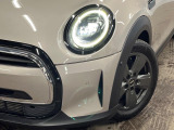 ●LEDヘッドライト:夜間走行時も良好な視界を確保し安心して運転できる高輝度LEDヘッドライトを装備!点灯速度が早く、消費電力も抑えられています。