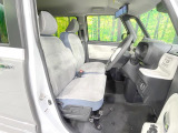 運転席まわりには十分なスペースがあり、大柄な方でもゆったり運転していただける環境です。