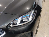 BMWの伝統の丸目4灯ヘッドライトでございます。LEDライトで視認性もよく明るく安全性の向上につながります。