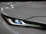 「アダプティブハイビームシステム(AHS)」が装備。LEDの配光範囲を細やかに制御し、先行車や対向車に光が当たる部分だけを自動的に遮光するので、ハイビームでの走行頻度がより向上します。