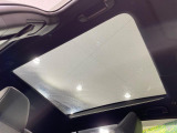 【パノラマルーフ】大型のガラスルーフ搭載で車内の解放感が一気にアップ!開放的なドライブをお楽しみいただけます。