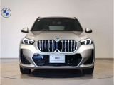 【BMWの伝統-1】BMWの特徴的な&ldquo;キドニーグリル&rdquo;は、80年以上続く伝統の形でございます。変わらないこだわりのデザインが、プレミアムブランド&ldquo;BMW&rdquo;を創り出します。
