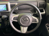 インテリアに合わせたデザインのステアリングは、運転される方のことも考え、運転しやすい形状、大きさです。是非一度、実際に触ってお確かめください。