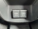 後席にお座りの方も使える充電ポートもあります♪