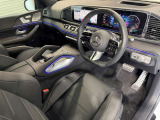 メルセデスのシートは、少し硬めに出来ておりますので、長時間の運転でも疲れにくく、安全にドライビングをお楽しみ頂けます