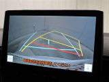 車庫入れや縦列駐車などの際に、後退操作の参考になるガイドラインをモニター画面に表示します。