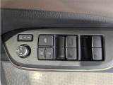 運転席からも操作可能な全席パワーウィンドウが装備されています。